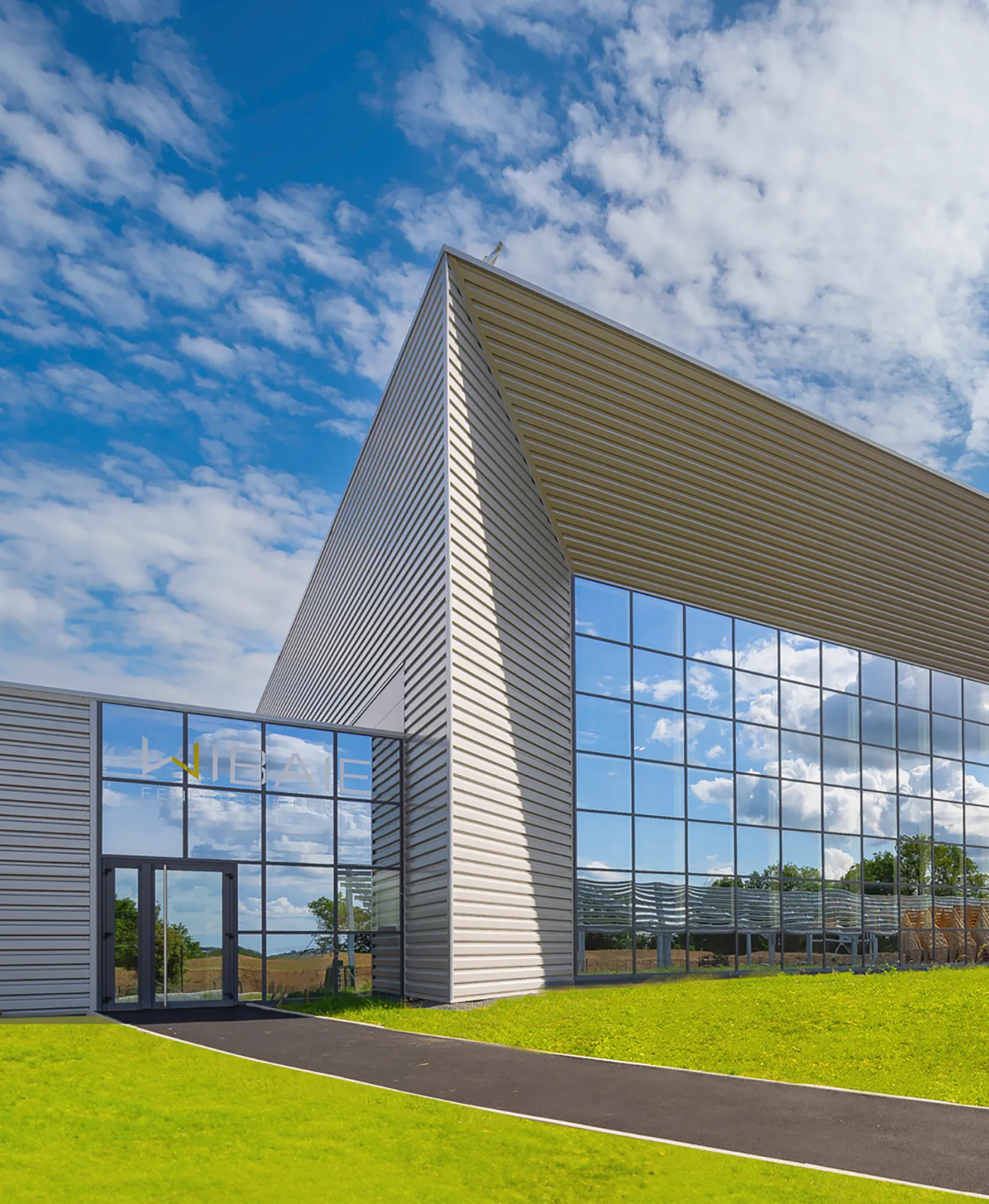 Le leader de la menuiserie en distribution